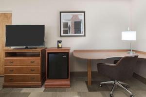 King Room with King Bed - Non-Smoking room in Hampton Inn Danbury