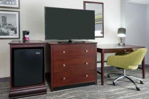 King Room with King Bed - Non-Smoking room in Hampton Inn South Plainfield-Piscataway