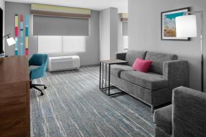 Executive King Suite room in Hampton Inn Phoenix - Biltmore