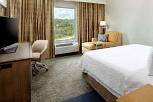 Executive King Room - Non-Smoking room in Hampton Inn & Suites Pittsburgh Airport South/Settlers Ridge