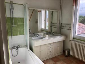 Maisons d'hotes Villa La Libellule 5 Chambres 2 Sdb 2 Wc Grand Jardin et Parking Prive : photos des chambres