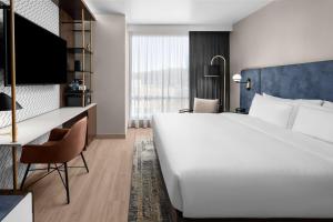 King Room with Accessible Tub - Mobility Access room in Hotel West & Main Conshohocken Philadelphia Tapestry by Hilton
