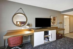 King Room - Mobility Access/Non-Smoking room in Hampton Inn & Suites Columbus-Easton Area