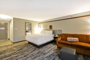 King Room with Accessible Tub - Mobility Access room in Hilton Garden Inn Austin Round Rock