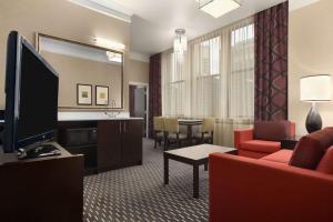 King Corner Suite with City View - Non-Smoking room in Embassy Suites Saint Louis - Downtown