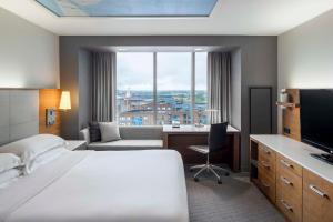 King Room with Roll-In Shower - Mobility/Hearing Accessible room in Hilton Columbus Downtown