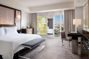 King Room with View and Roll-in Shower - Mobility and Hearing Access room in Waldorf Astoria Las Vegas