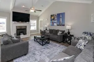 Spacious Hazel Green Home with Fireplace, Yard! - Bradshaw