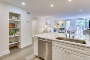 Walk to Pier and Golf Heart of Harbour Town Condo