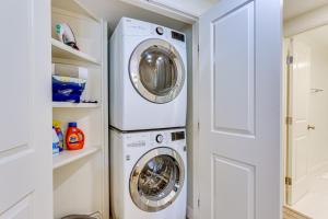 Walk to Pier and Golf Heart of Harbour Town Condo