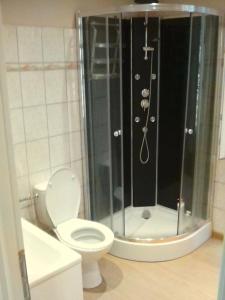 2+1 couchages + sdb dans appartement rénové.