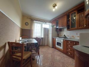 Трикімнатні апартаменти біля Порт Сіті