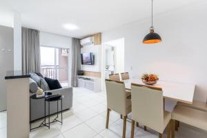 Apartamento 150m da PRAIA com SACADA, WI-FI AR CONDICIONADO, PISCINA, PORTARIA 24h, PLAYGROUND e vaga de GARAGEM