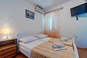 Apartments and rooms with WiFi Lastovo - 13678
