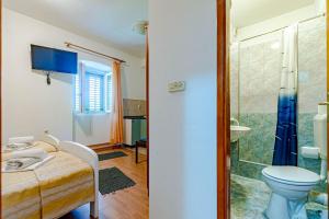 Apartments and rooms with WiFi Lastovo - 13678