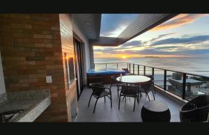 MAJESTOSO DUPLEX COM JACUZZI DE FRENTE PARA O MAR, 3 SUĆTES, Apt 404