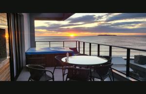 MAJESTOSO DUPLEX COM JACUZZI DE FRENTE PARA O MAR, 3 SUÍTES, Apt 404