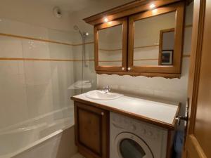 Appartements Appartement Avec Piscine, Terrasse, et WIFI - 8 Personnes - FR-1-733-138 : photos des chambres