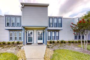 Two-story condo with pool, tennis & patio - 2 short blocks to the beach