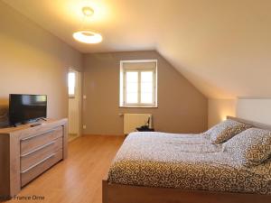 Maisons de vacances Gite Le Pin-la-Garenne, 4 pieces, 8 personnes - FR-1-497-168 : photos des chambres