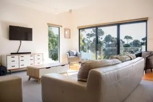 Retreat by the River - Views Wi-fi & Parking - Karoola