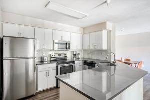 Sunnyvale 3BR w Gym Pool Parking nr freeways SFO-636