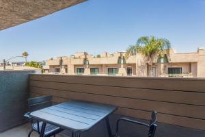 Beverly Grove 2br w gym nr malls hospital LAX-1107
