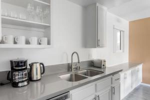 Beverly Grove 2br w gym nr malls hospital LAX-1107