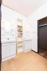 Everyone Gets a Room 6 Private Bedrooms 2 Showers Ikebukuro 3min