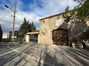 Maisons de vacances Haut de maison et piscine dans un domaine viticole : photos des chambres