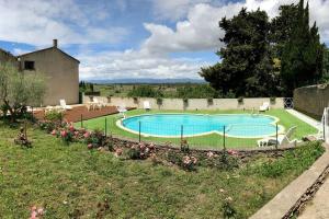 Maisons de vacances Haut de maison et piscine dans un domaine viticole : photos des chambres