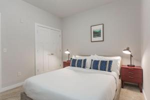 CozySuites Music Row Alluring 1BR w free parking 13
