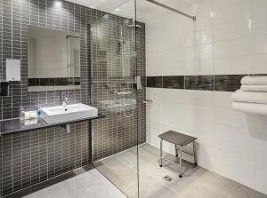 Hotels Holiday Inn Toulon City Centre by IHG : Chambre Lit Queen-Size Standard - Accessible aux Personnes à Mobilité Réduite