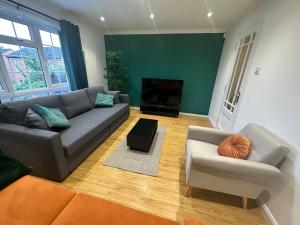 Stylish townhouse-Sleeps 9-Free parking