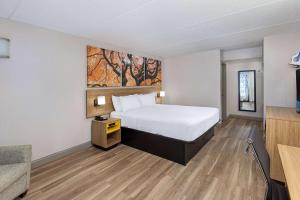 King Room - Smoking  room in Days Inn by Wyndham Knoxville North
