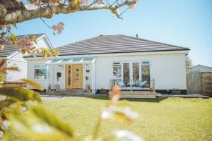 Luxury 4 Bed, 3 Bathroom, Pet Friendly Villa, Sleeps 8, with Hot Tub in Trearddur Bay - Llanerchymedd