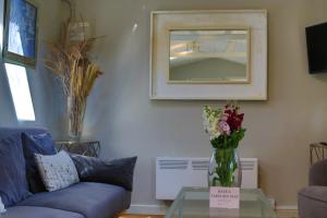 Treetops Lodge, Bantham, South Devon, a tranquil rural retreat