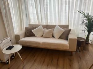 Stylish 1-bedroom condo close to exhibition square