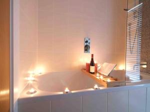 Luxurious apartment, 180° beach views & parking