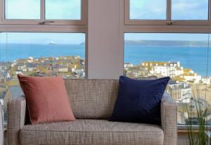 Luxurious apartment, 180° beach views & parking