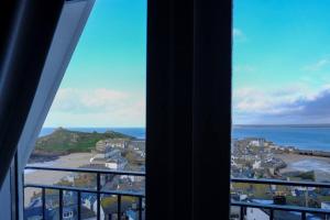 Luxurious apartment, 180° beach views & parking