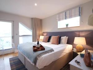 Luxurious apartment, 180° beach views & parking