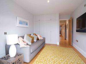 Luxurious apartment, 180° beach views & parking