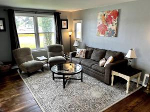 Blue Birdhouse - Indiana Dunes - Pet Friendly