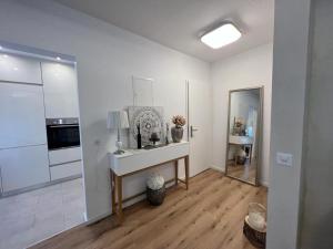 Stylish 1-bedroom condo close to exhibition square