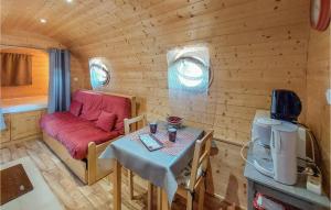 Campings Beautiful Caravan In Pouilly-sous-charlieu With Outdoor Swimming Pool And 1 Bedrooms : photos des chambres