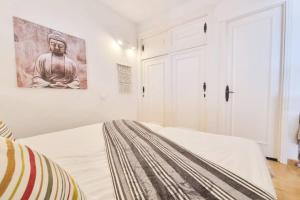 Stylish bungalow with sea views