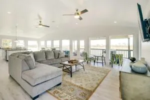 Spacious San Jacinto River Home with Waterfront Deck - Crosby