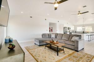 Spacious San Jacinto River Home w Waterfront Deck