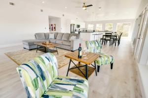 Spacious San Jacinto River Home w Waterfront Deck